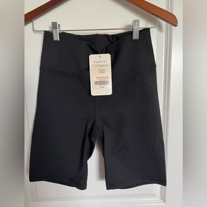 BNWT Fabletics 9” bike shorts
